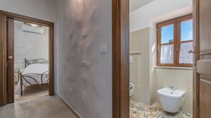 Douche, sĂšche-cheveux, serviettes fournies