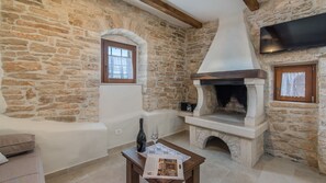 Televisión y chimenea 
