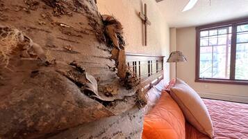 3 bedrooms, iron/ironing board, travel crib, free WiFi