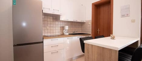 Fridge, oven, coffee/tea maker, cookware/dishes/utensils