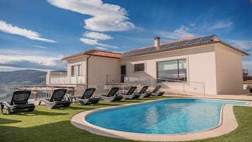 Luxury Suite, 1 King Bed, River View | Desk, free WiFi, bed sheets