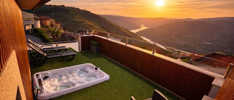 Suite luxueuse, 1 trĂšs grand lit, vue sur le fleuve | Bureau, accĂšs au Wi-Fi (inclus), literie fournie