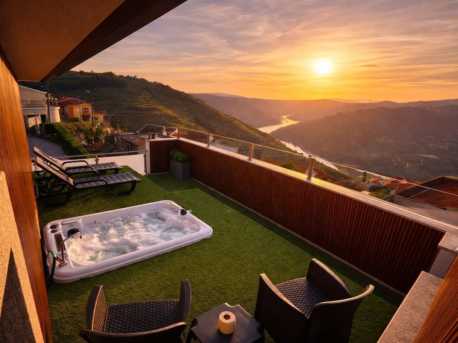 Luksussuite, 1 kingsize-seng, elveutsikt | Skrivebord, wi-fi (inkludert) og sengetøy