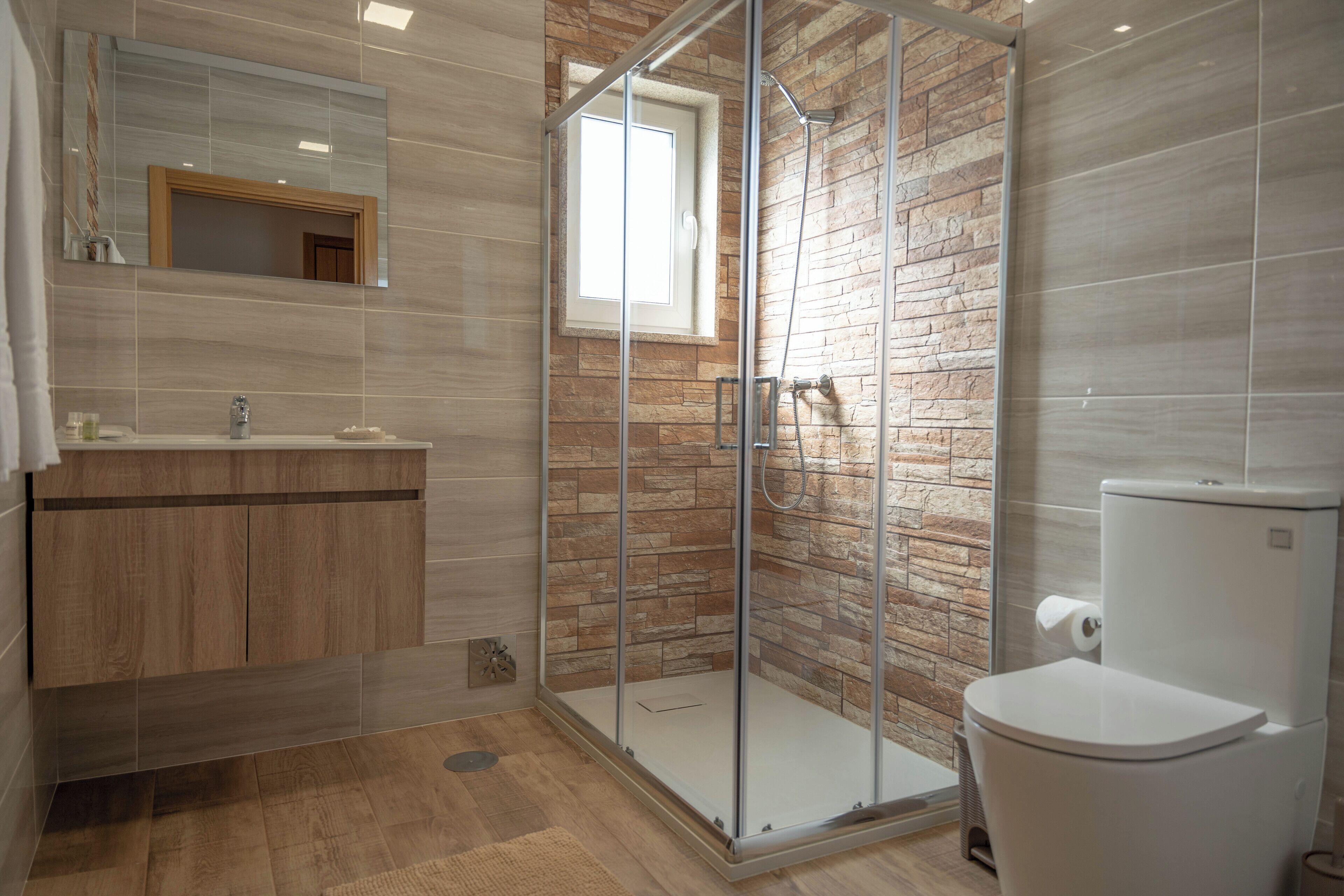 Suíte superluxo, 1 cama King, vista para o rio | Banheiro | Chuveiro, chuveiro com efeito de chuva, secador de cabelo 