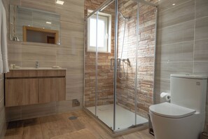 Luxury Suite, 1 King Bed, River View | Bathroom | Shower, rainfall showerhead, hair dryer, bathrobes - Socalcos Do Douro House (Tabuaço)