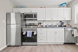 Réfrigérateur, four à micro-ondes, un four, surface de cuisson