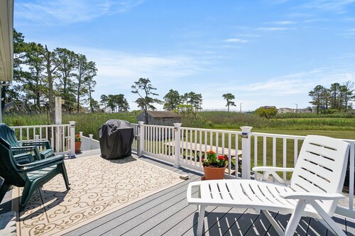 Ms. Kitty's Bayside Bungalow | Fenced Yard, Firepit, Walk to Park, Pet Friendly Retreat