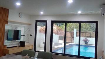 家庭别墅, 3 间卧室 | 起居区 | 55-英寸智能电视(配备有线频道)