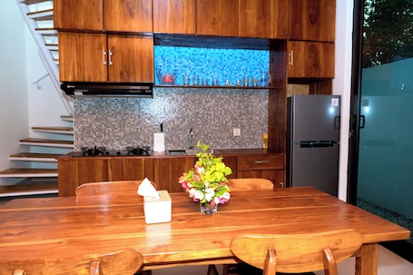 Refrigerador con freezer, placa de cocina, lavavajillas