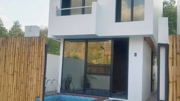 2 kamar tidur, tempat tidur Select Comfort, dan brankas