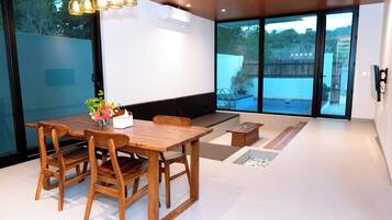 Familienvilla, 2 Schlafzimmer | Wohnbereich | 55-Zoll-Smart-TV mit Kabelempfang