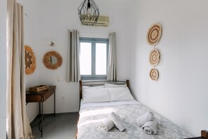 Standard Double Room, City View | Hypo-allergenic bedding, Tempur-Pedic beds, in-room safe - Seven Grapes - Karterados (Santorini)