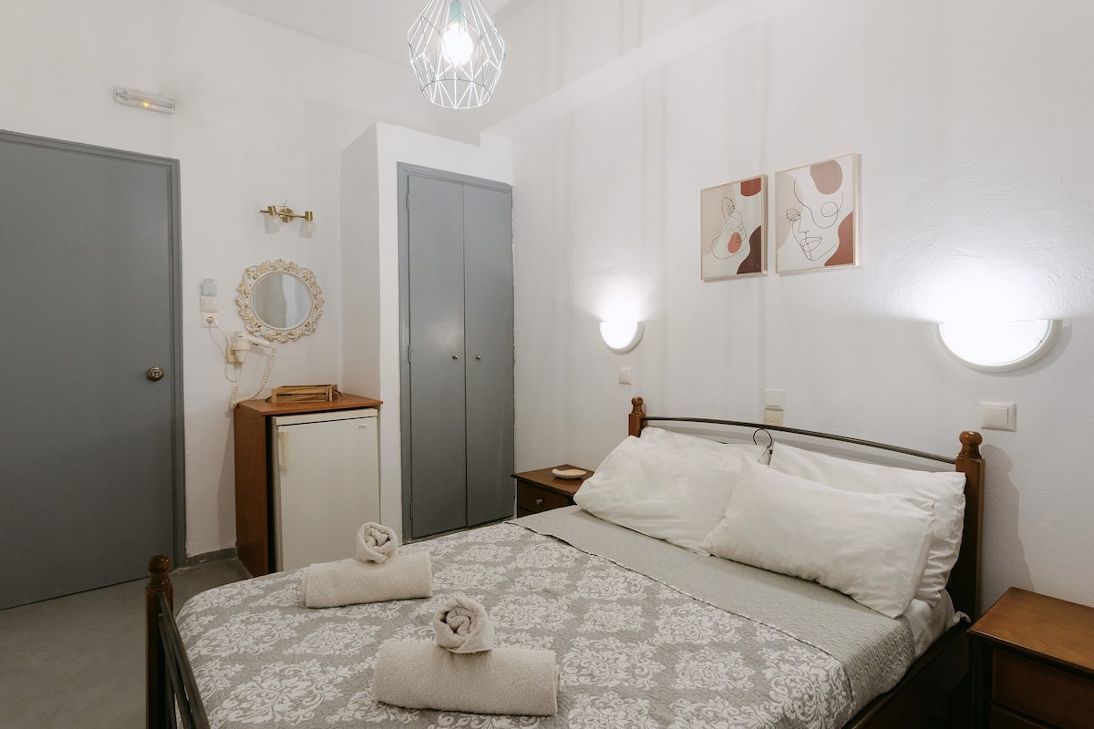 Standard Double Room, City View | Hypo-allergenic bedding, Tempur-Pedic beds, in-room safe