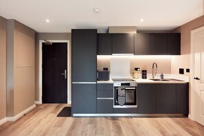 Microwave, oven, stovetop, dishwasher - Stylish apartment Leeds City Centre (Holbeck)