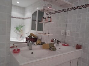 Shower, hair dryer, towels, soap - Charming guest rooms... (Les Arcs)