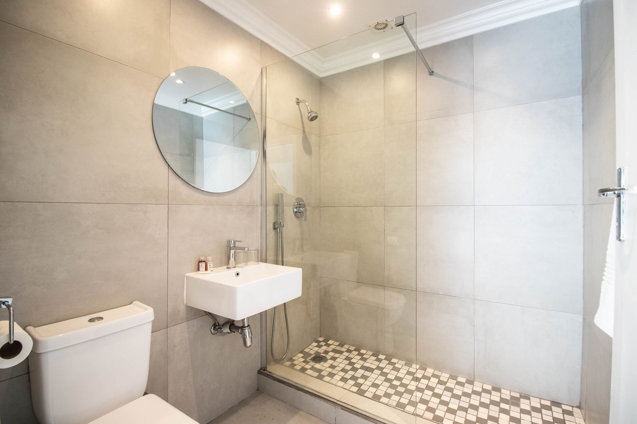 Family Room, Multiple Beds, Non Smoking, Private Bathroom | Bathroom | Hair dryer