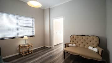 Phòng dành cho gia đình, 1 giường cỡ king và sofa giường, không hút thuốc, phòng tắm riêng | Két bảo mật tại phòng, bàn ủi/dụng cụ ủi quần áo