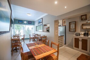 Free daily continental breakfast - Spring Tide Inn by CTHA (Cape Town)