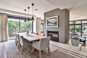 Dining room - Bayhill Terrace 17 by CTHA (Cape Town)
