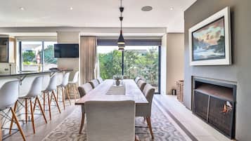 Deluxe House | Dining room