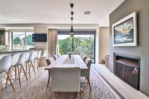 Dining room - Bayhill Terrace 17 by CTHA (Cape Town)