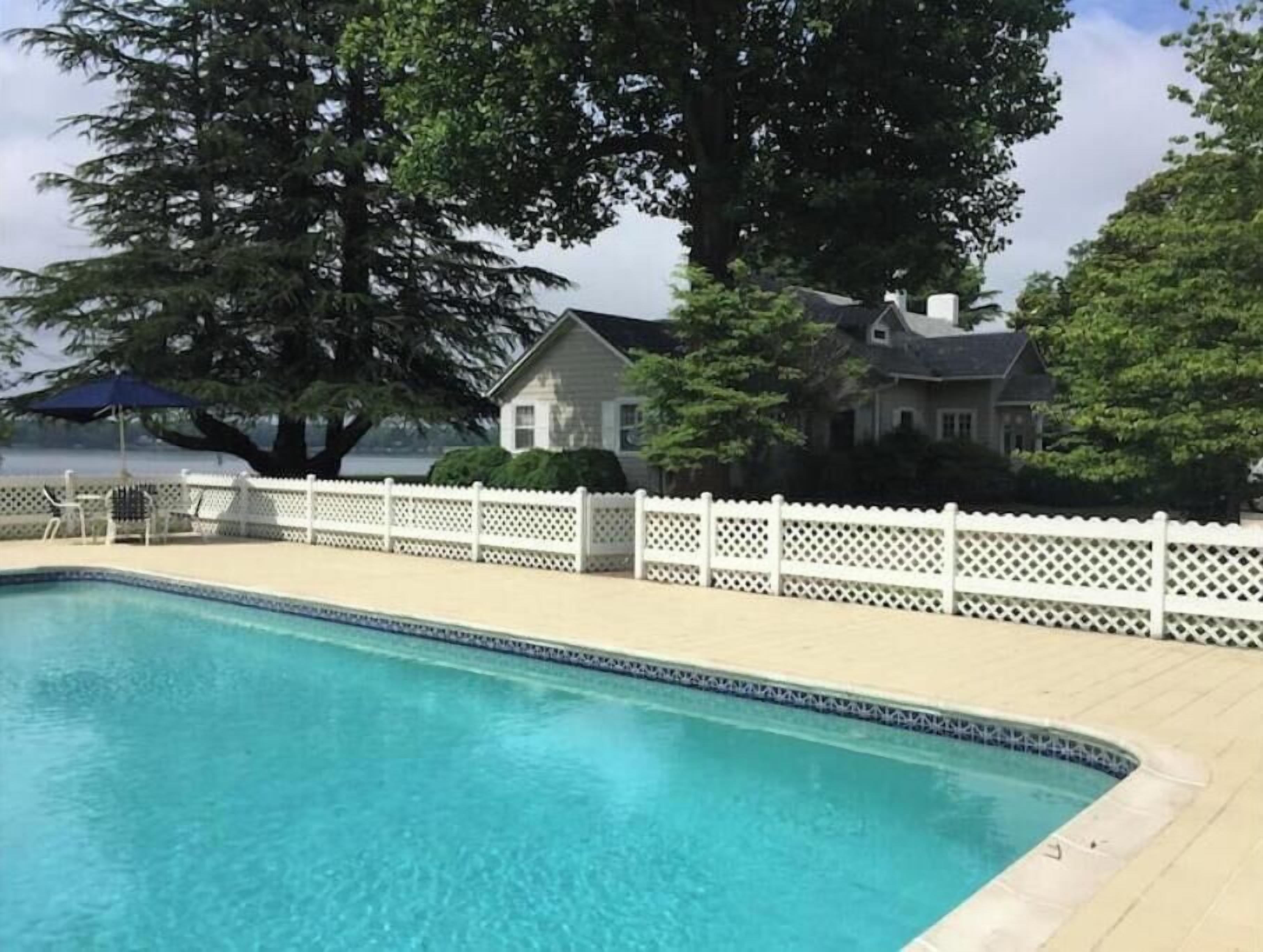 A slice of paradise on the Piantakank: pool, tennis court, private beach, dock