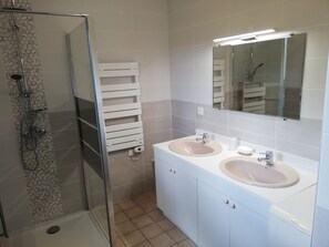 Dusj, hårføner og toalettpapir