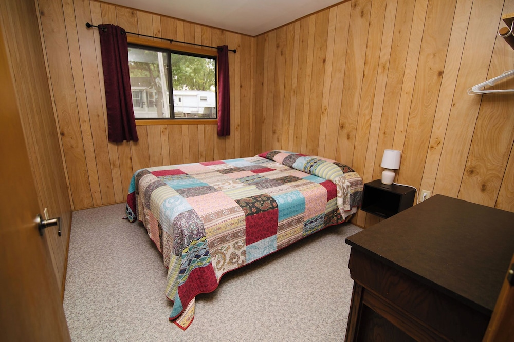Seldom Inn, a spacious 4BR cabin witch queens in every room! Great lake ...