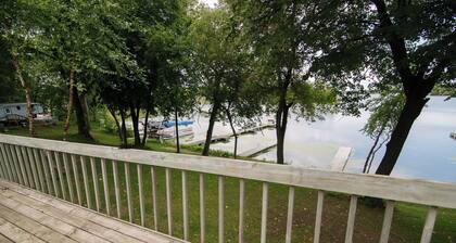 Seldom Inn, a spacious 4BR cabin witch queens in every room! Great lake views!