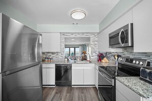 Réfrigérateur, four à micro-ondes, un four, lave-vaisselle