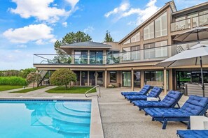 A heated pool - Lux Lakefront Vacay Home-Hot tub,Pool,Decks,Views (Grand Beach)