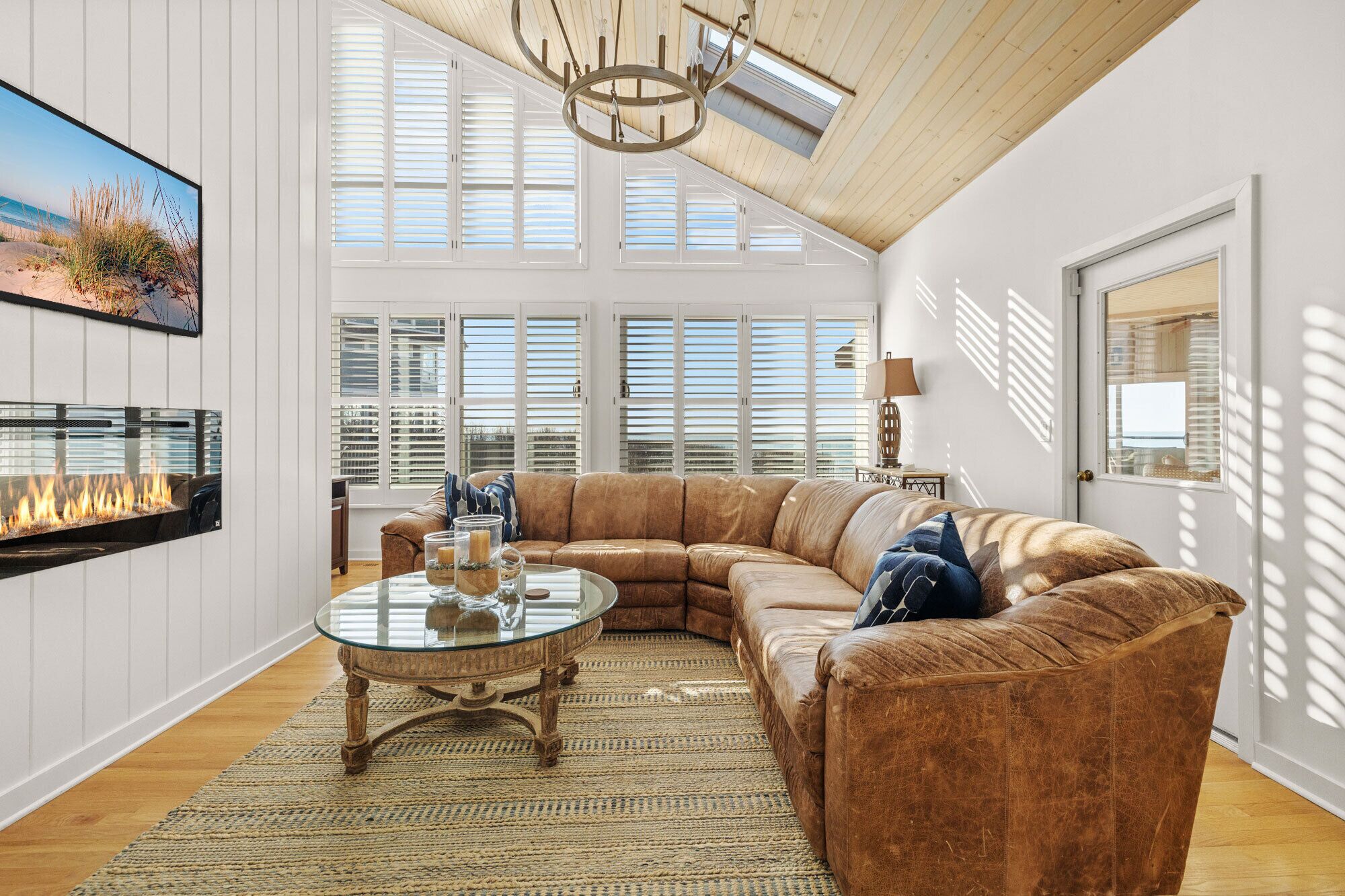 TV connectée, cheminée, table de tennis de table