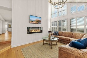 Smart TV, fireplace, ping pong - Lux Lakefront Vacay Home-Hot tub,Pool,Decks,Views (Grand Beach)