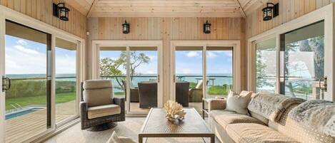 Smart-tv, een open haard en een tafeltennistafel