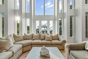 Smart-tv, pejs, bordtennisbord