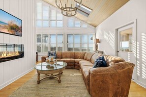 Smart-tv, pejs, bordtennisbord