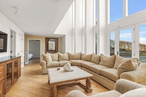 Smart TV, fireplace, ping pong - Lux Lakefront Vacay Home-Hot tub,Pool,Decks,Views (Grand Beach)