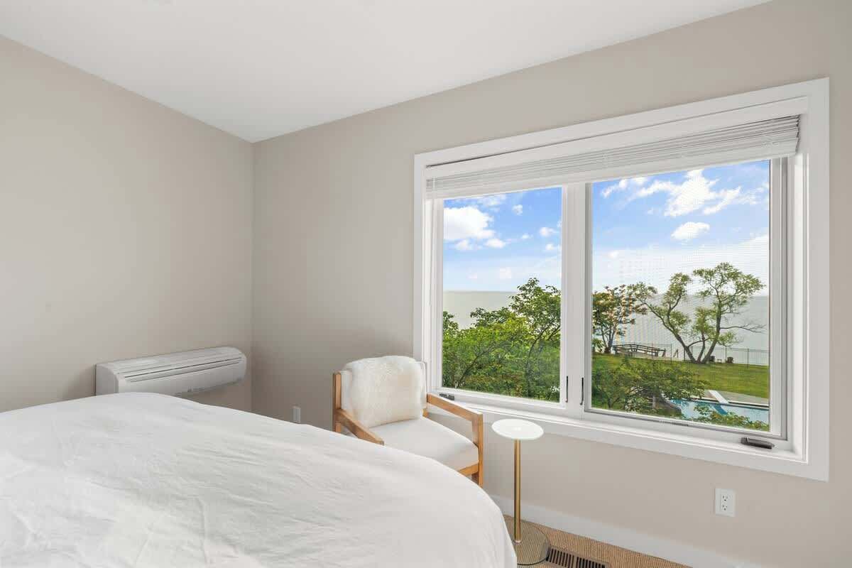 7 bedrooms, travel crib, WiFi, bed sheets