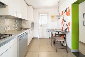 Apartamento, vistas a la ciudad | Cocina privada | Mesa de comedor