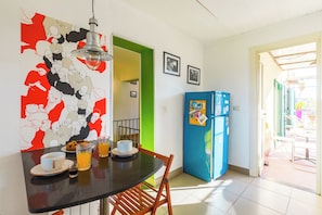 apartman, kilátással a városra | Privát konyha | Ebédlőasztal