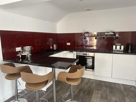 Estúdio | Cozinha privada | Geladeira, fogão, cooktop, lava-louças