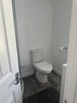 Studio | Salle de bain | Douche, serviettes fournies, papier toilette