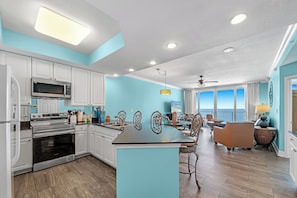 Condo familial, 3 chambres, balcon, vue sur la plage | Cuisine privée | Réfrigérateur, four à micro-ondes, un four, surface de cuisson