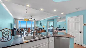 家庭公寓式客房, 3 间卧室, 阳台, 海滩景观 | 私人厨房 | 冰箱、微波炉、烤箱、炉灶