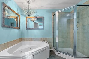 Familielejlighed - 3 soveværelser - balkon - strandudsigt | Badeværelse | Kombination af bruser/badekar, gratis toiletartikler, håndklæder, Sæbe