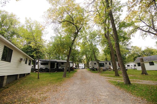 Reel 'Em Inn, a spacious 4BR cabin with queens in every room at Riverside Resort