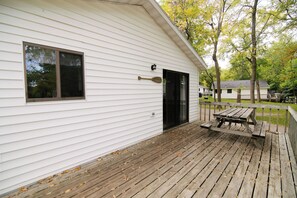 Outdoor dining - Reel 'Em Inn, a spacious 4BR cabin with queens in every room at Riverside Resort (Richmond)