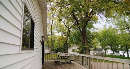 Reel 'Em Inn, a spacious 4BR cabin with queens in every room at Riverside Resort