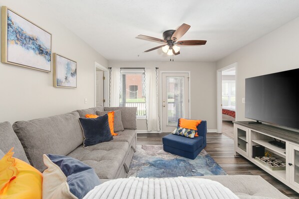 Living area - Vibrant Living Near Auburn University l 4BR 4BA (Auburn)