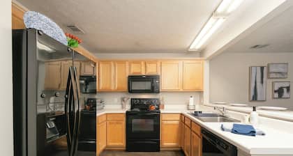 Vibrant Living Near Auburn University l 4BR 4BA